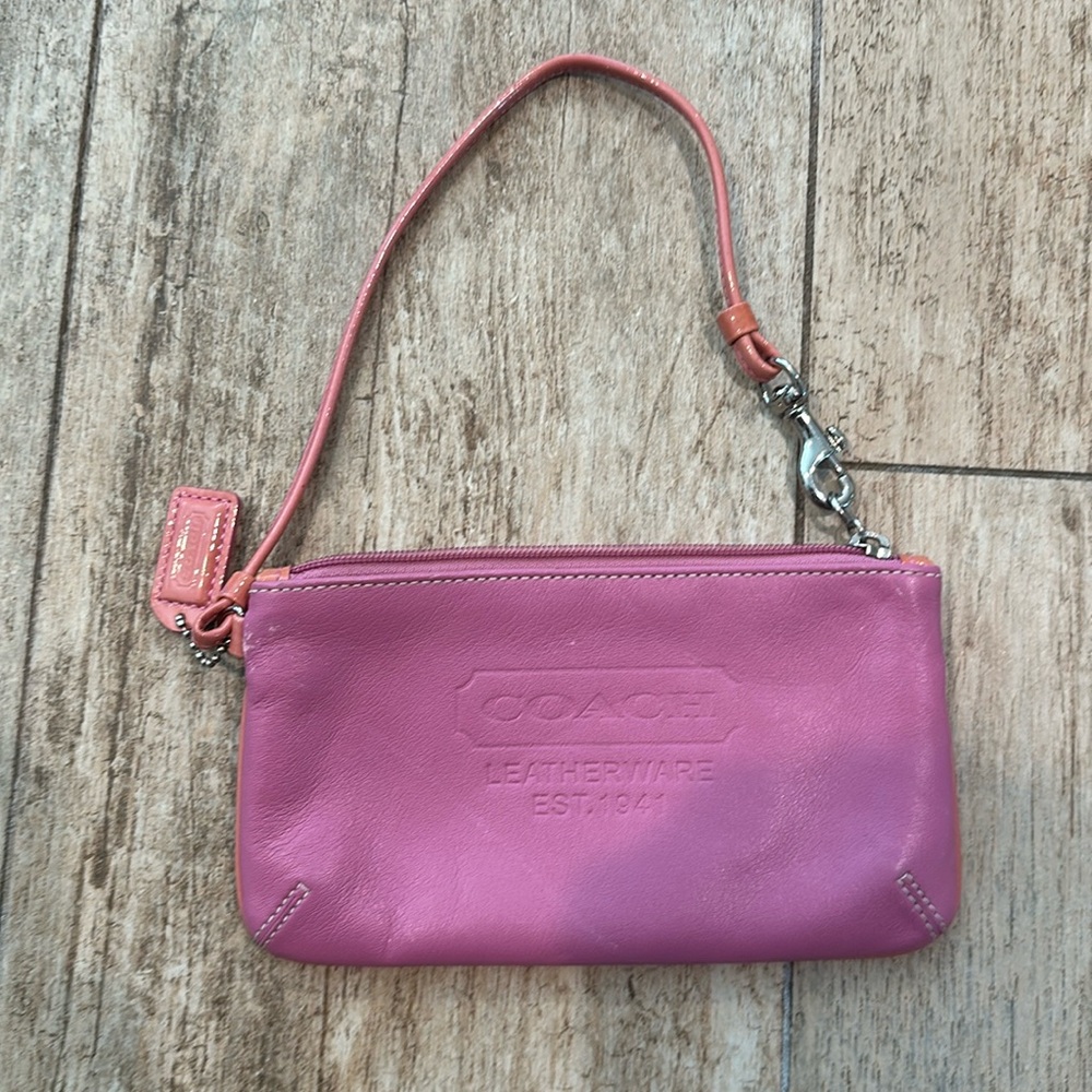 Catch wristlet